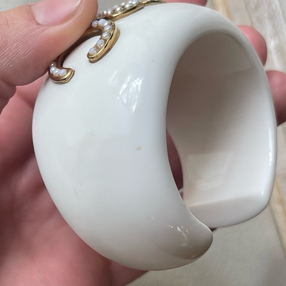 MARC JACOBS White Acrylic Chunky Bracelet with Gold & Pearls - Picture 8 of 8